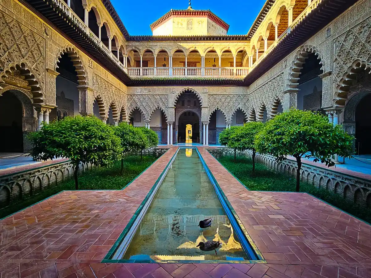 Patio de las Doncellas con arcos mudéjares en el Real Alcázar de Sevilla
